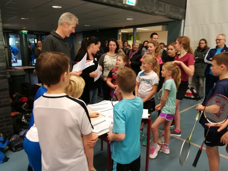 Jeugdcommissie voorzitter Jos Tettero reikt deeldiploma's uit.